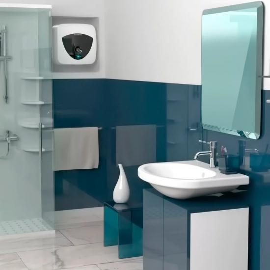 Водонагреватель накопительный ARISTON ABS ANDRIS LUX 6 OR над мойкой