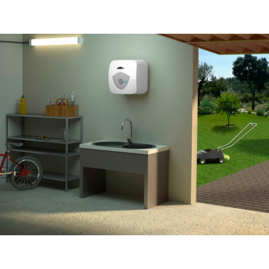 Водонагреватель накопительный ARISTON ANDRIS R 30 над мойкой