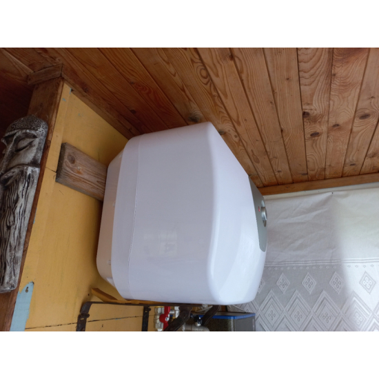 Водонагреватель накопительный THERMEX Hit H 30 O (pro) над раковиной